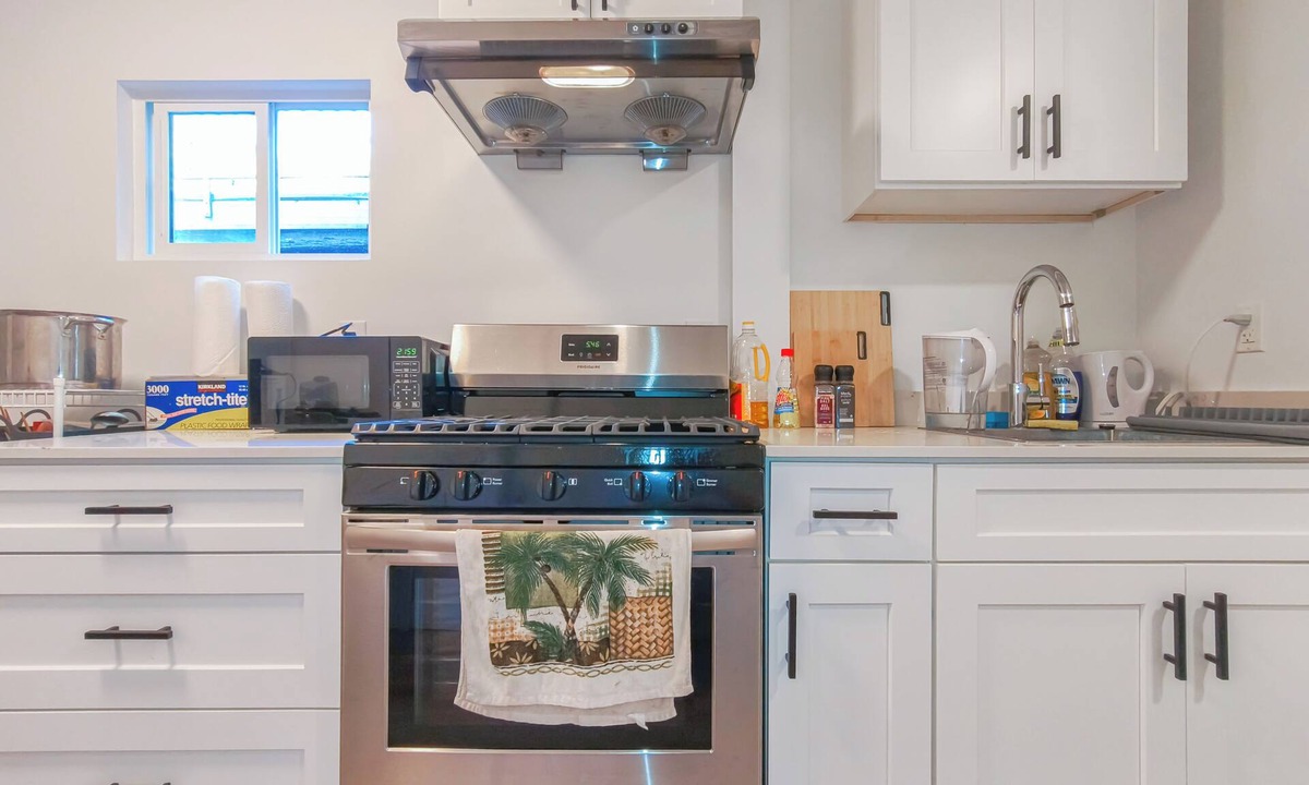 Marpole House | Cozy Newly Renovated 2 BDR 1 Bath Suite @ Oak Park