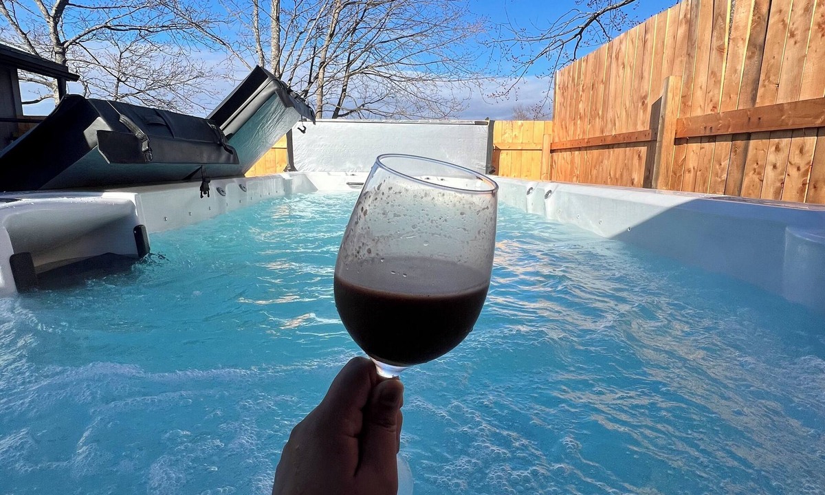 Riverview Cabin | Cozy, nordic guest house located in the heart of Riverview with swimspa.