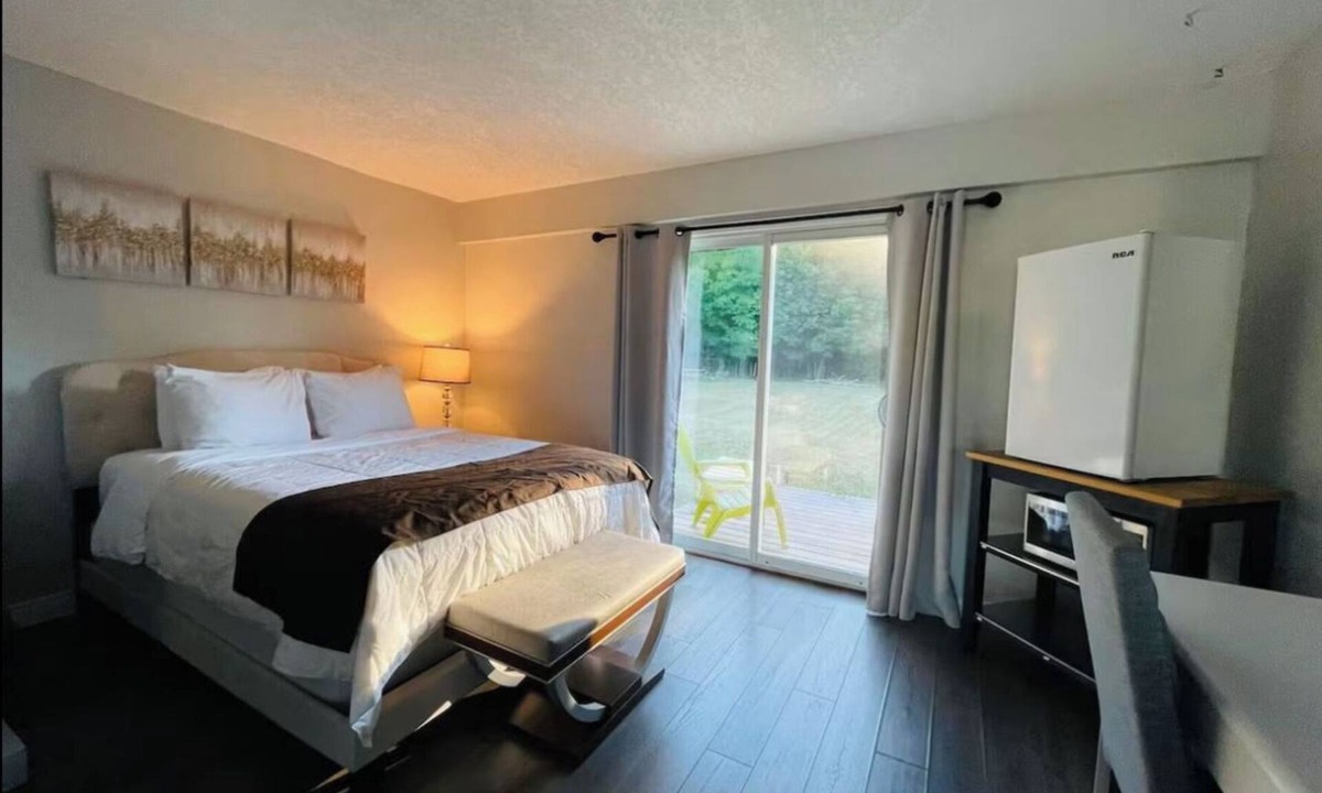Wiarton Apartment | Cozy Queen Suite 01 Peninsula Motel, Minutes from Wiarton Waterfront