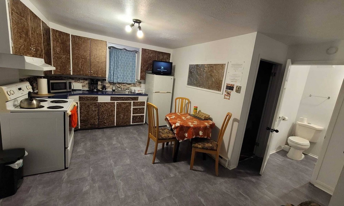 Edmundston House | Cozy quiet place next to hwy smart tv+wifi+netflix