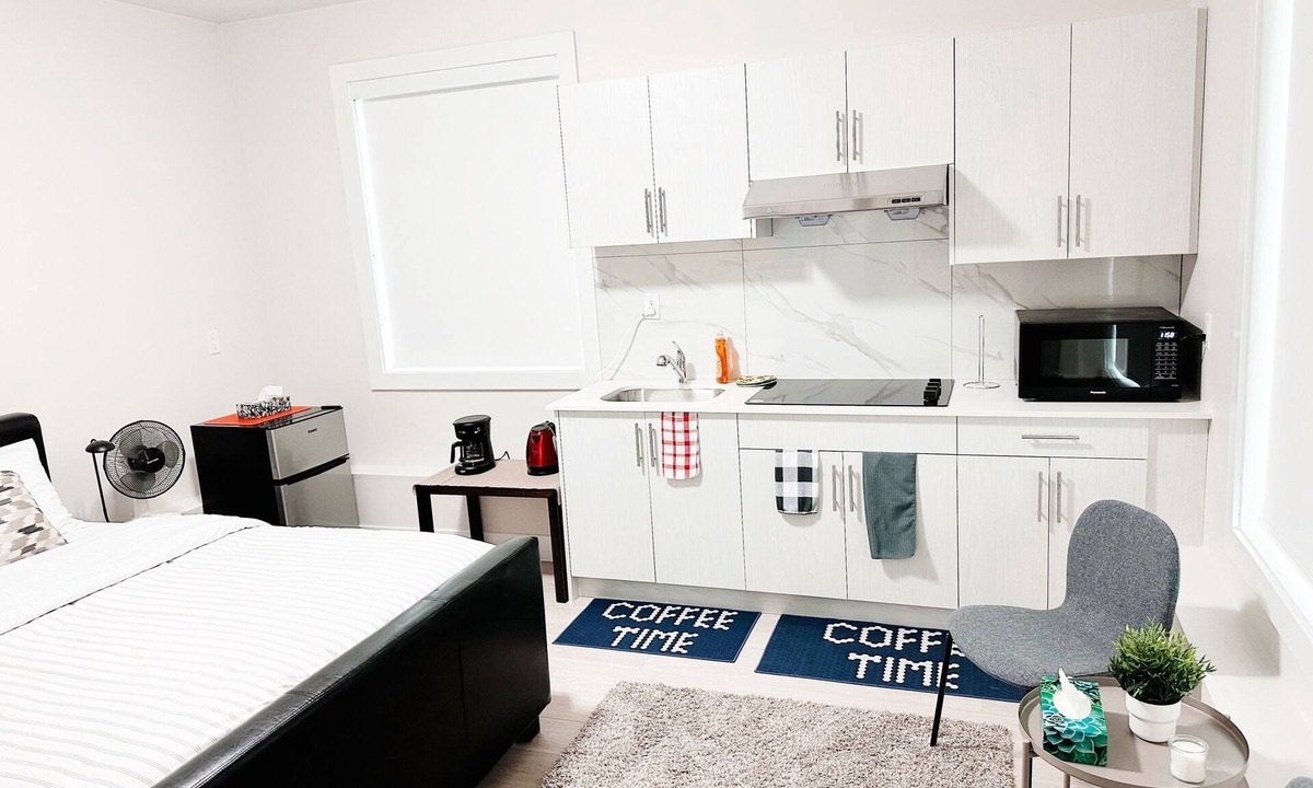 Guildford Apartment | Cozy Studio with Mountain Views