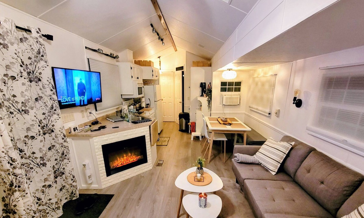 Lindell Beach House | Cozy Tiny Home at Cultus Lake
