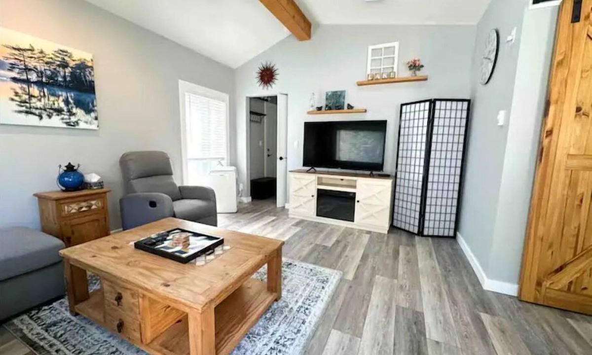 Christina Lake House | Cozy Vacation House with BBQ, fireplace and patio