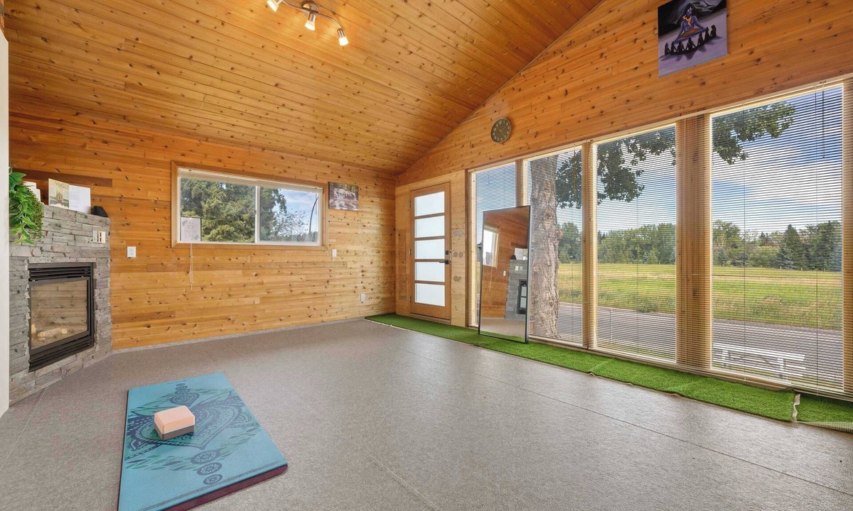 Northwest Calgary House | Cozy w Fireplace - 2BR Private Suite , FREE Banff Pass