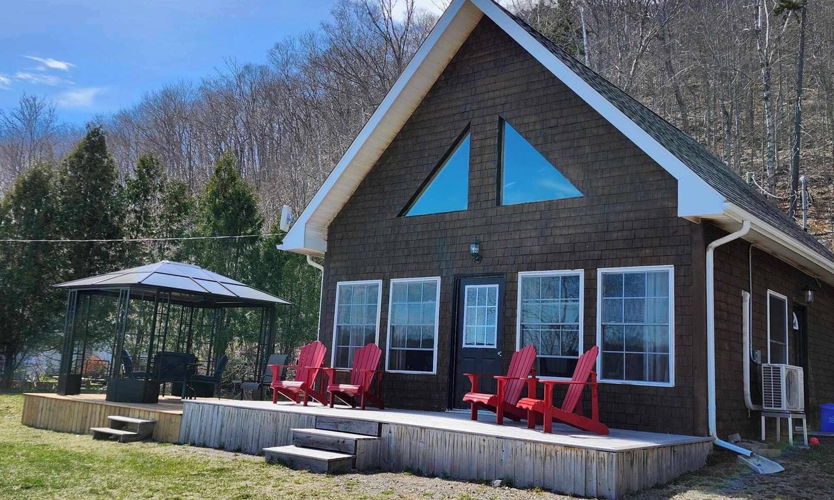 Clifton Royal Cottage | Cozy Waterfront Cottage on the Kennebecasis River. Pet Friendly!