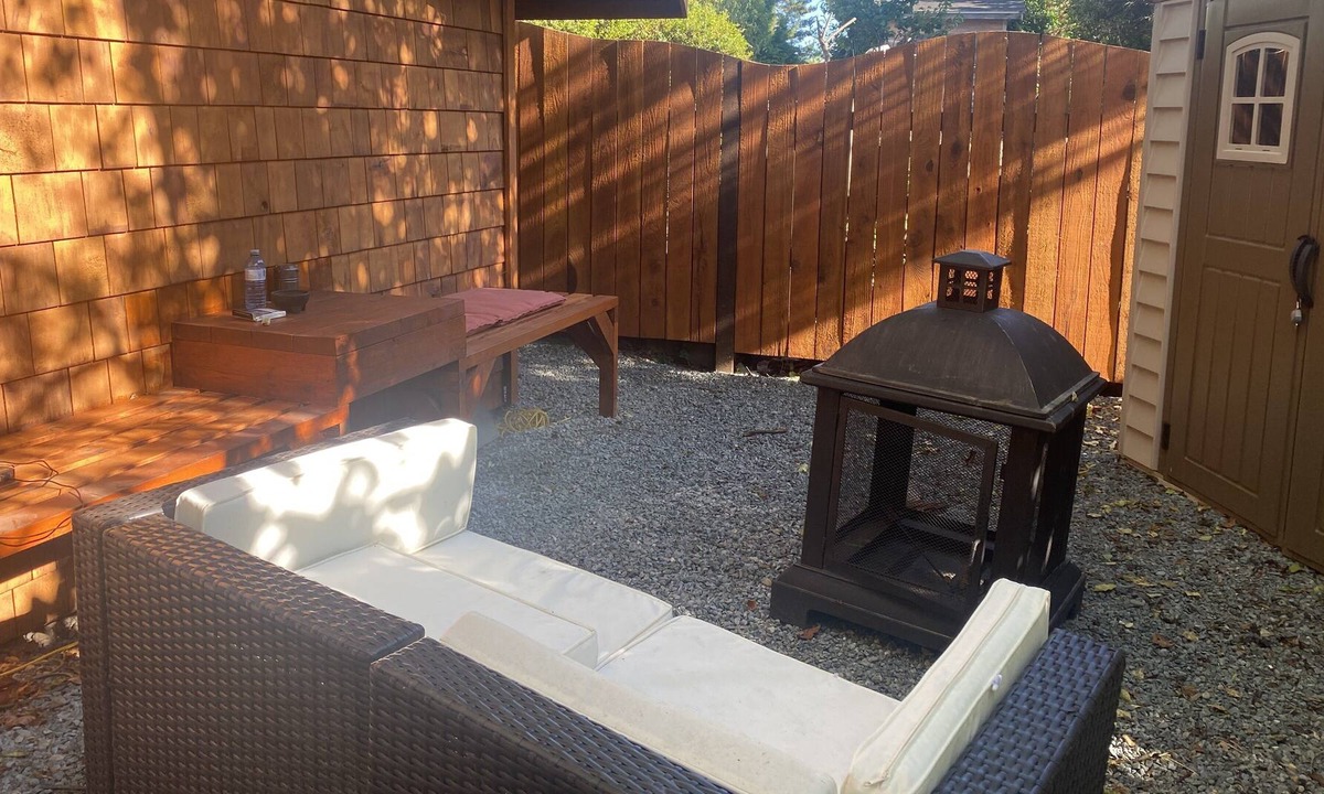 Sooke House | Cozy West Coast Cottage for Weekly Stays (pet friendly)
