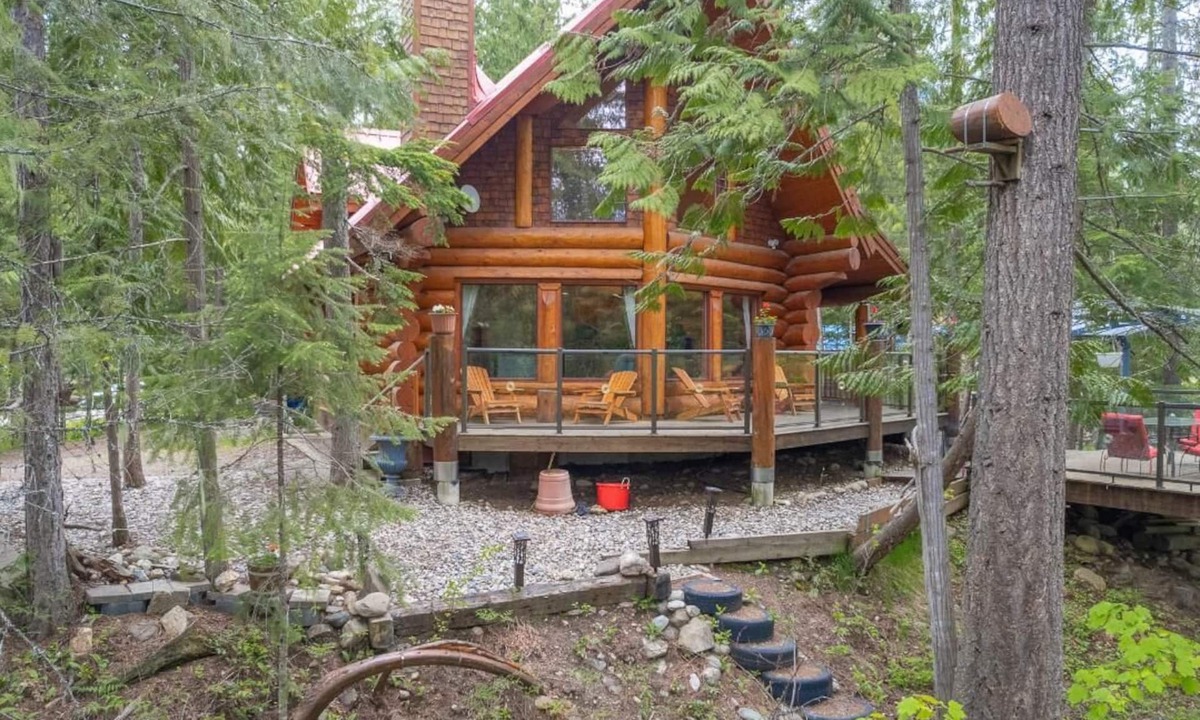 Crawford Bay Cabin | Creek side log cabin in the woods -dog friendly