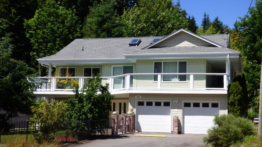 Lake Cowichan Bed & Breakfast | Crown House B&B