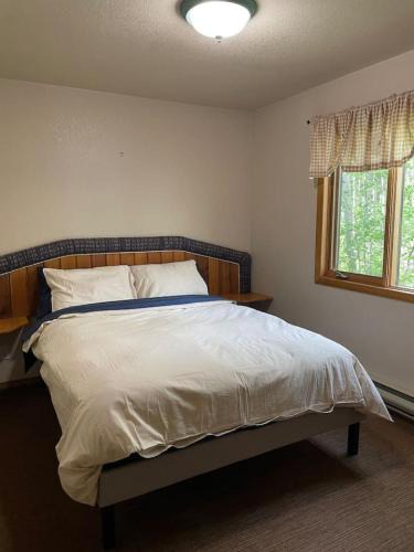 Crowsnest Pass House | Crowsnest River Chalet - Trout