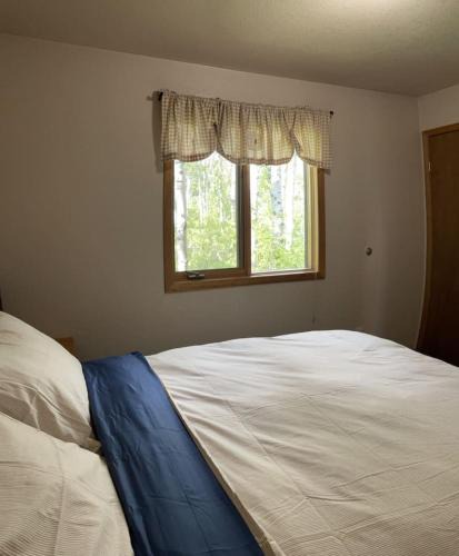 Crowsnest Pass House | Crowsnest River Chalet - Grizzly