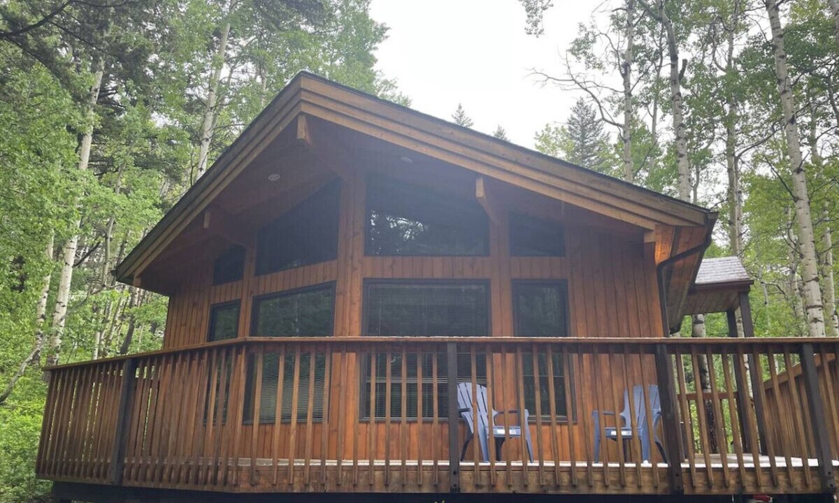 Crowsnest Pass Cabin | Crowsnest Rover Chalet - Grizzly