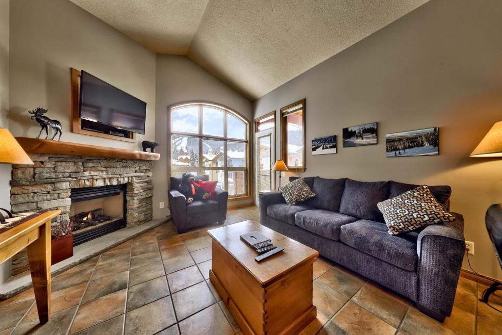 Sun Peaks Apartment | Crystal Forest #72 By Bear Country