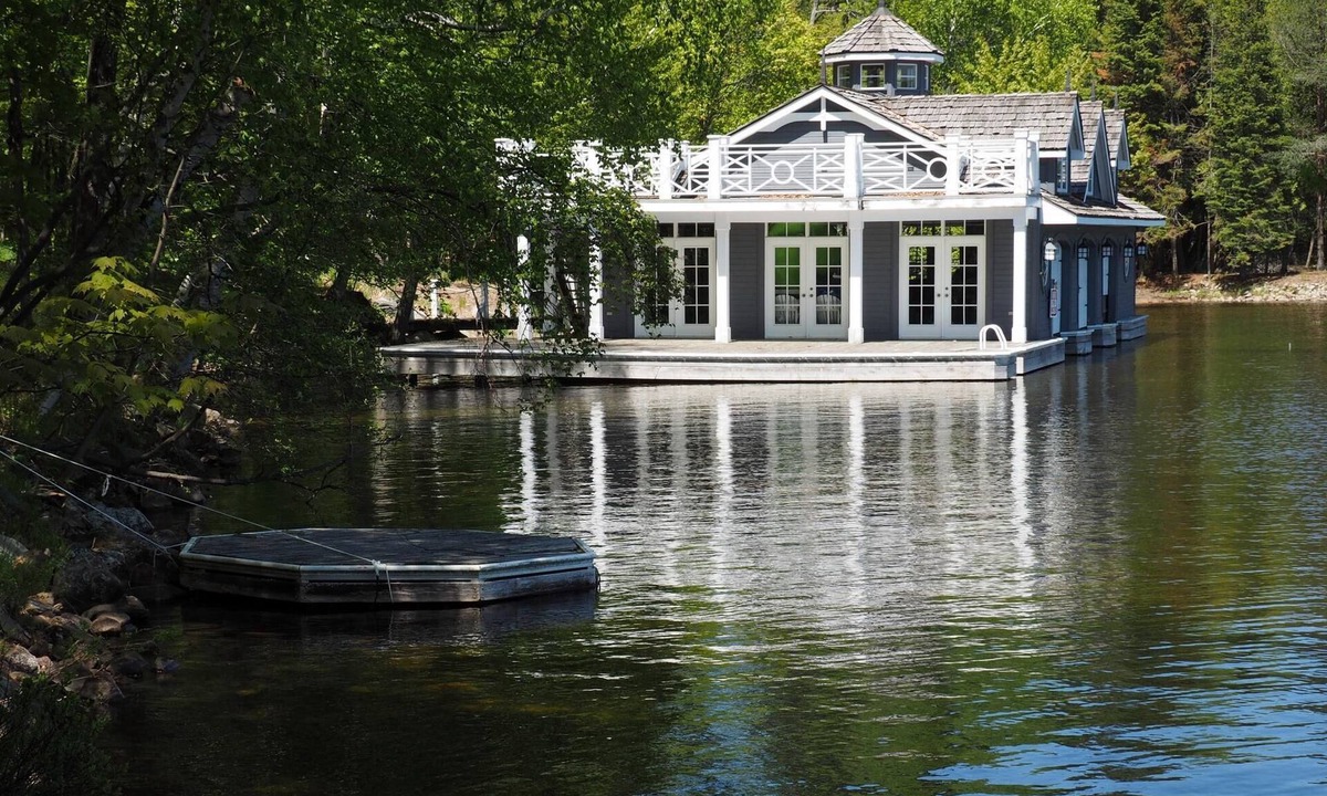 Lake of Bays Cottage | Custom Built 5 brdm, 4 bath on Lake of Bays! Sandy Beach! Boathouse! SW Exposure