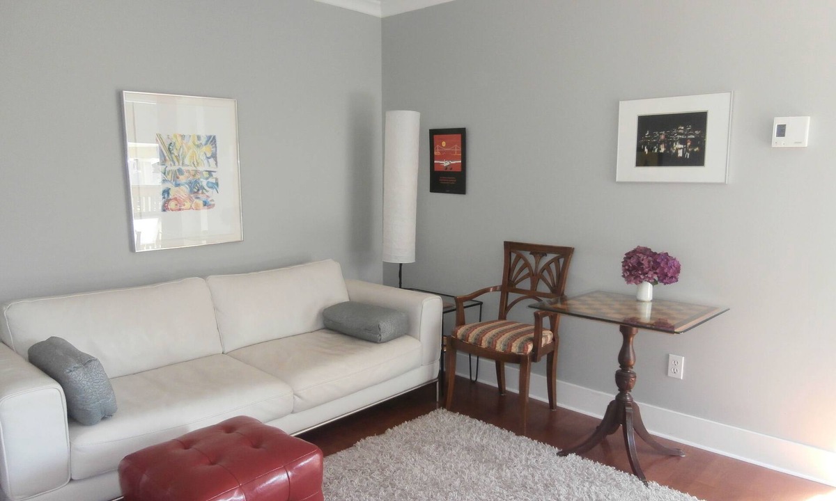 Lower Lonsdale House | Cute n' Cozy for Solo guest, near seabus & Lower Lonsdale