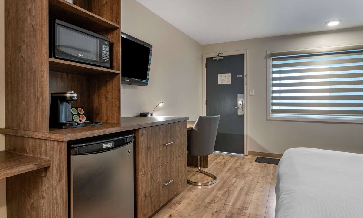 Beresford Hotel | Danny’s Hotel Suites, SureStay Collection by Best Western