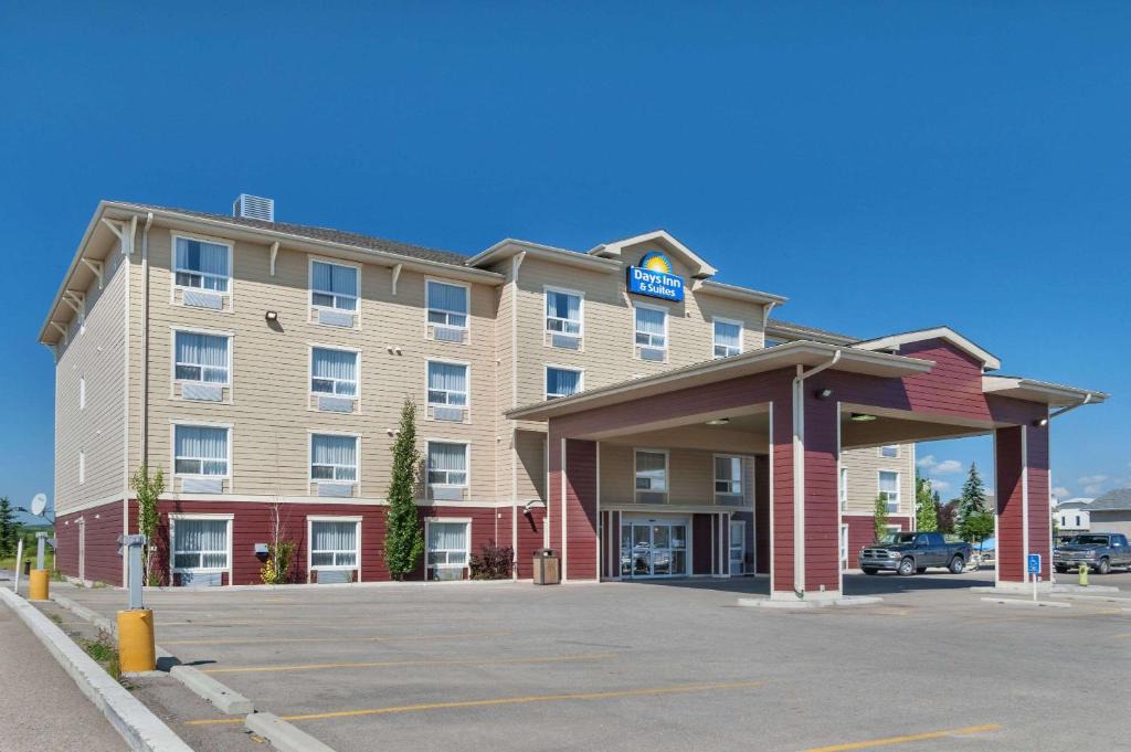Cochrane Hotel | Days Inn & Suites by Wyndham Cochrane