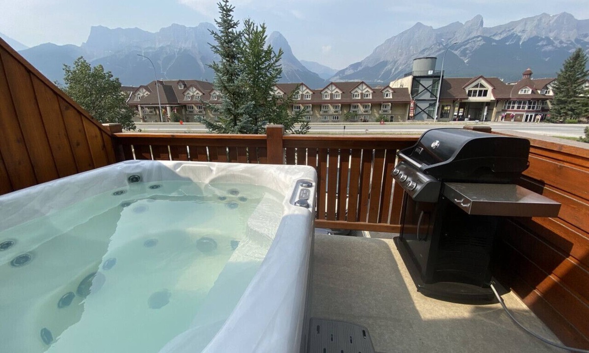 Teepee Town Apartment | Designer Home, Private Hot Tub