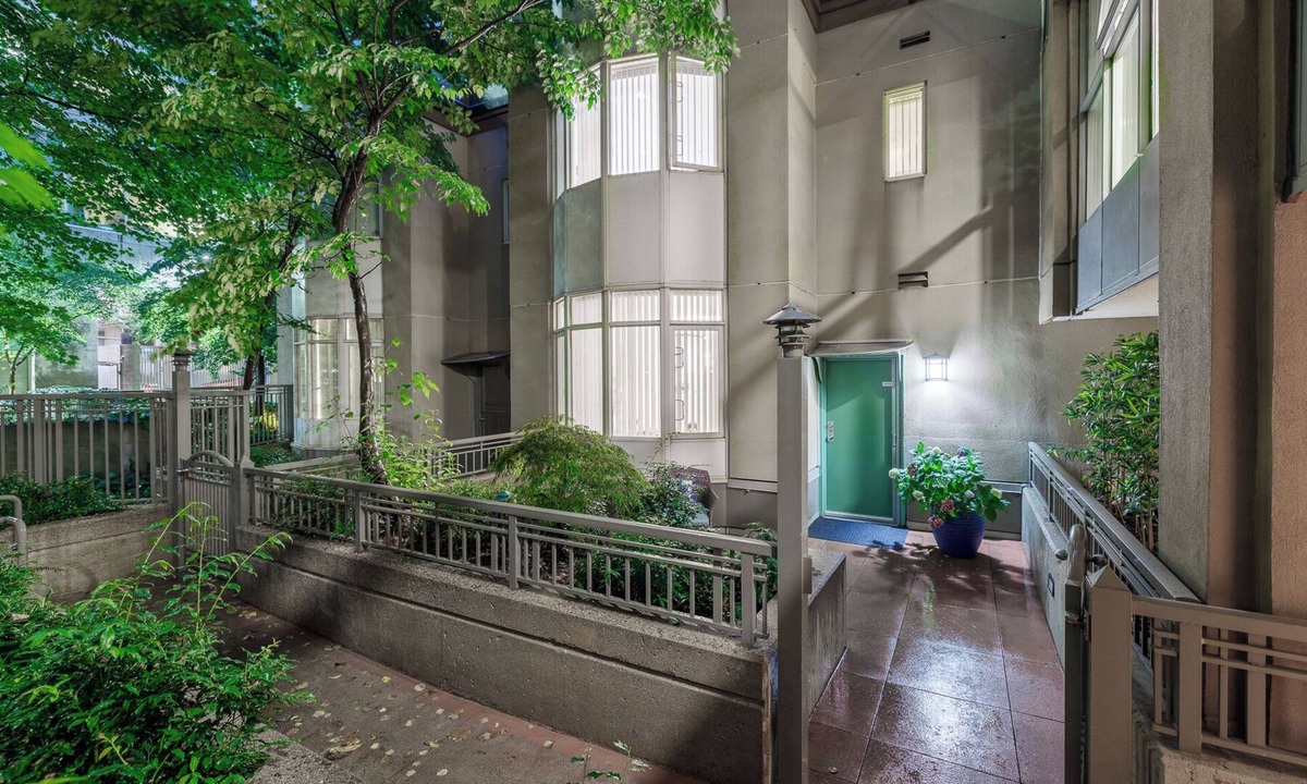 Coal Harbour House | Discover the Lively Spirit of Coal Harbour in the Heart of Downtown Vancouver