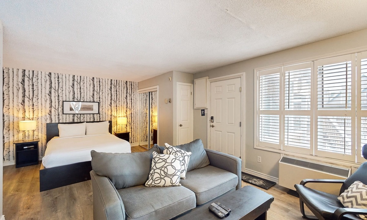Craigleith Apartment | Dog-friendly condo w/shared pool & tennis - walk to slopes
