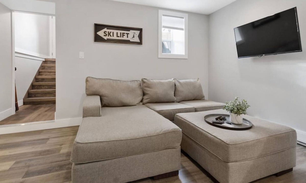 Collingwood Condo | Downtown Collingwood Contemporary Studio Apartment (97039)