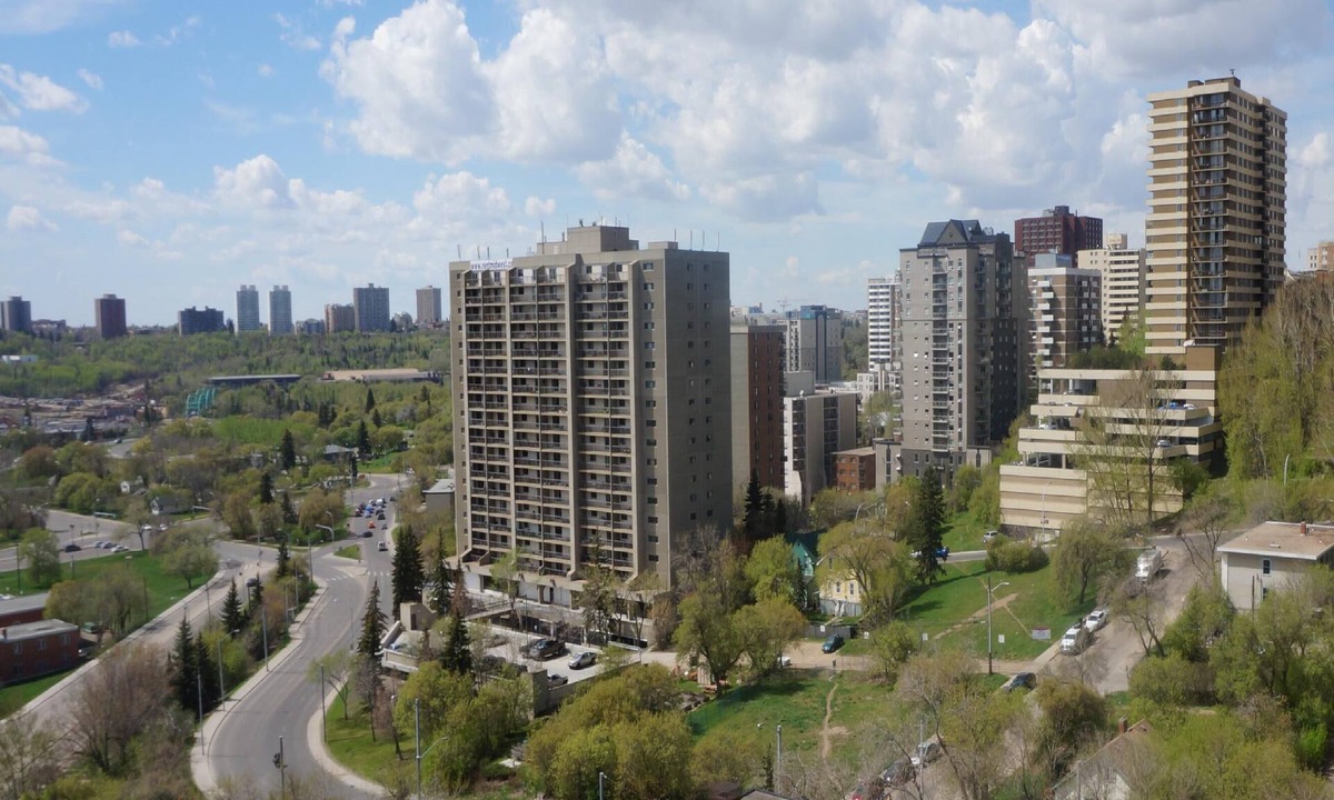 Downtown Edmonton Condo | Downtown Highrise, Great Location, fast wifi and underground parking included!