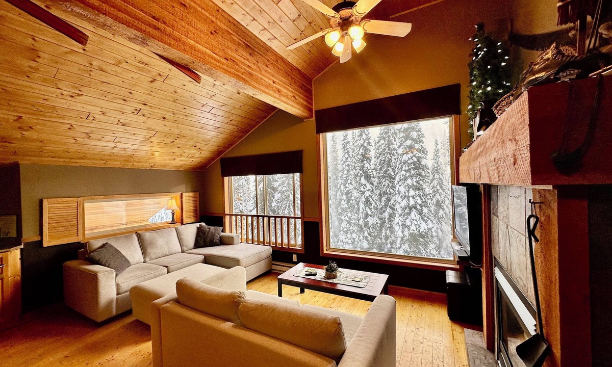 Snow Pine Estates Ski Chalet | Dreamy Big White Chalet ski in/ski out with Hot Tub
