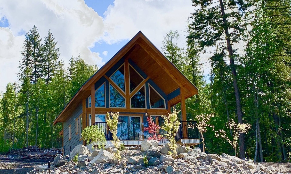 Sorrento Ski Chalet | Driftwood Chalet overlooking Shuswap Lake, perfect for couples! Golf on-site!