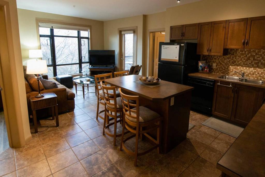 South Pandosy Apartment | Dual Ensuites with Garden View #432