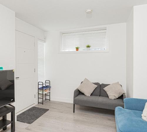 Knight House | Dumfries Guest Room in Vancouver