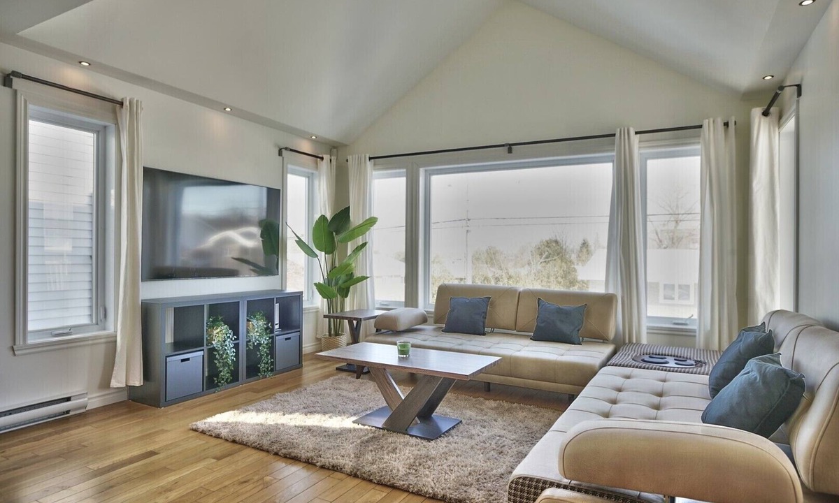 Sherbrooke House | Dynamite 2-Bedroom House WiFi Garage Sleeps 6