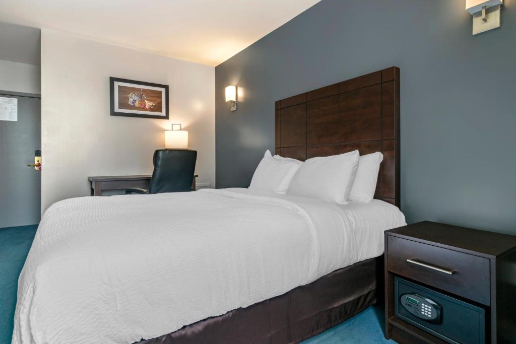Gay Village Hotel | Econo Lodge