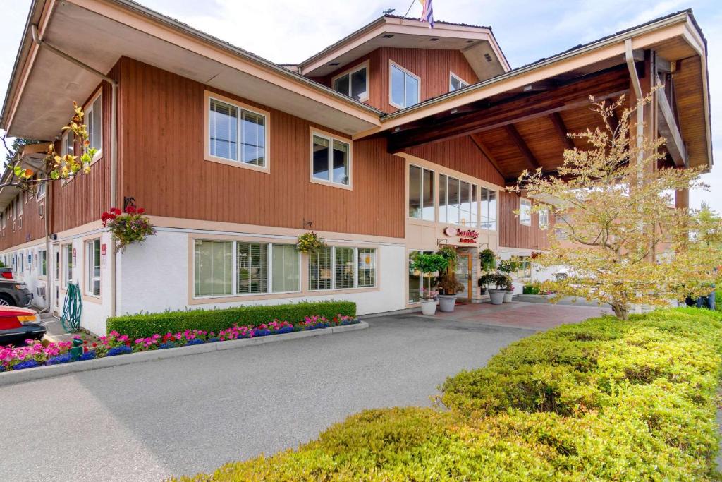 Pemberton Heights Hotel | Econo Lodge Inn & Suites