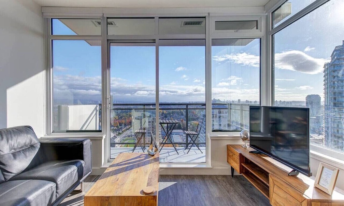 Burnaby Apartment | Elegant 1BR Apt with Skyline Views near Metropolis