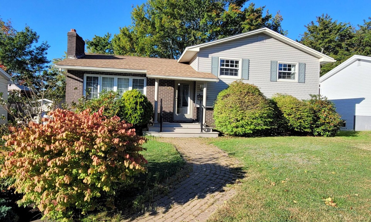 Lower Sackville House | Elegant 3-Bedroom Haven, Private Bath + Deck & BBQ. Shared Kitchen.