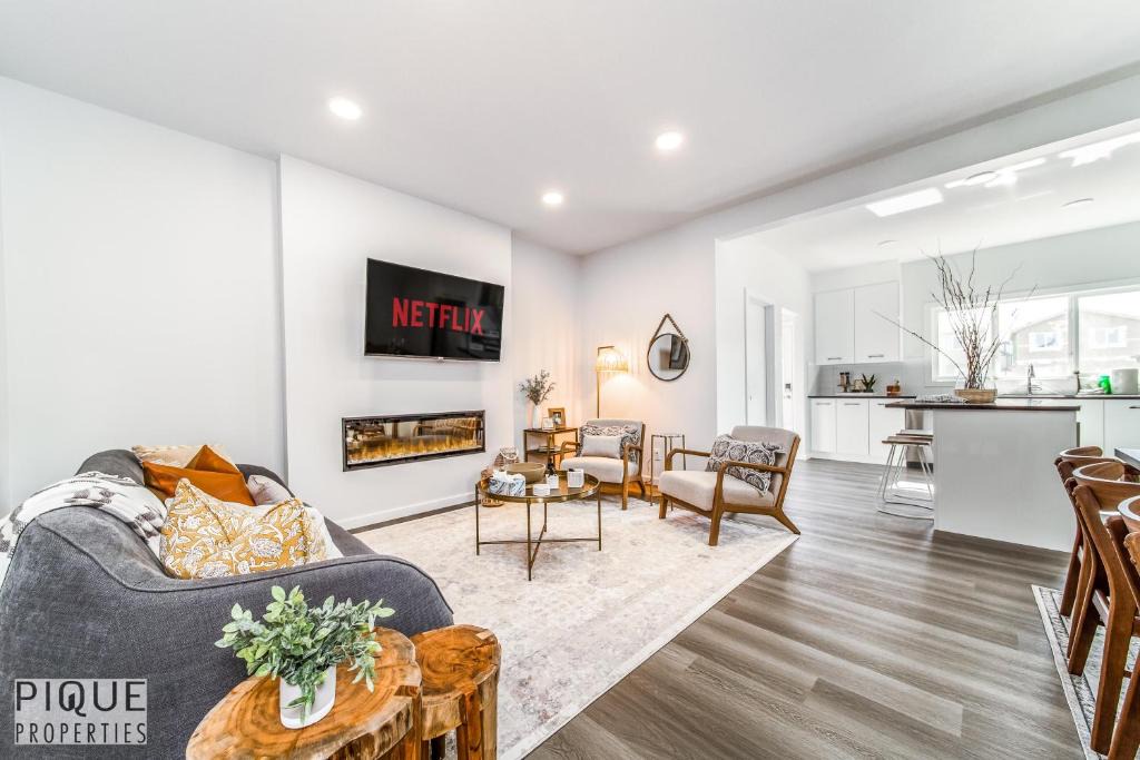 Southwest Edmonton House | Elegant 4 BDRM Ravine Home I w King Bed I Fireplace I Foosball & Fast WiFi!