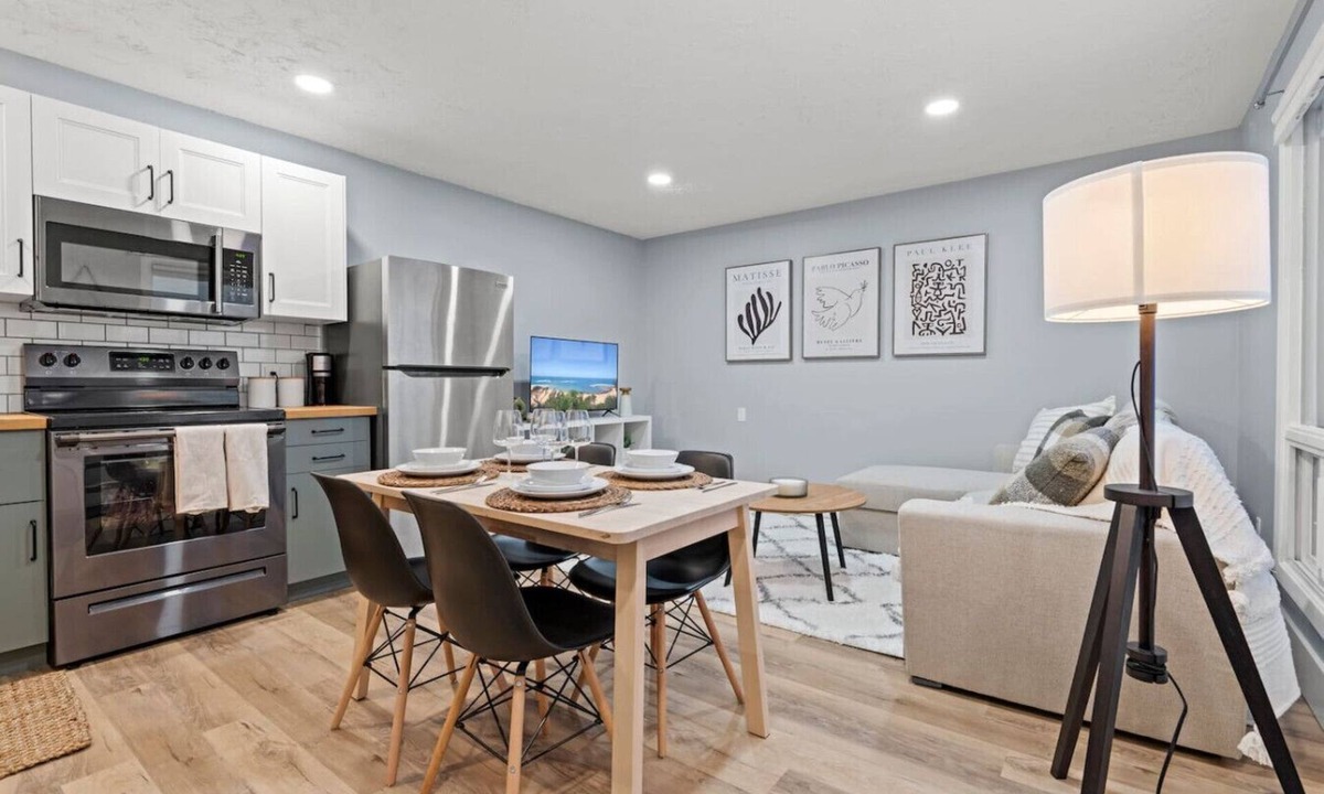 Jasper Place House | Elegant Boho Retreat ~8 mins to WEM -PATIO -AC