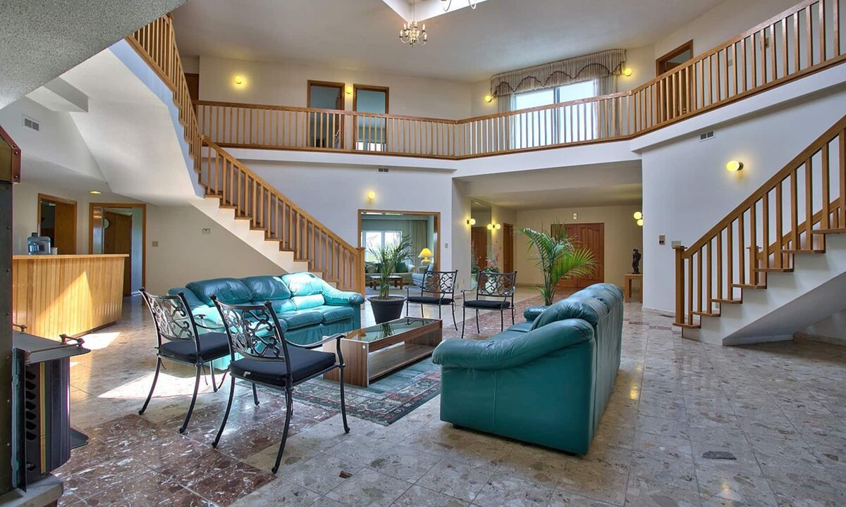 Halton Regional Municipality Villa | Embrace Spring in style on 25 acre of land with indoor heated swimming pool!