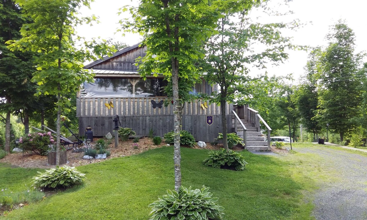 Saint-Hermenegilde Ski Chalet | EN CAMPAGNE AVEC SPA & LAC PRIVÉS