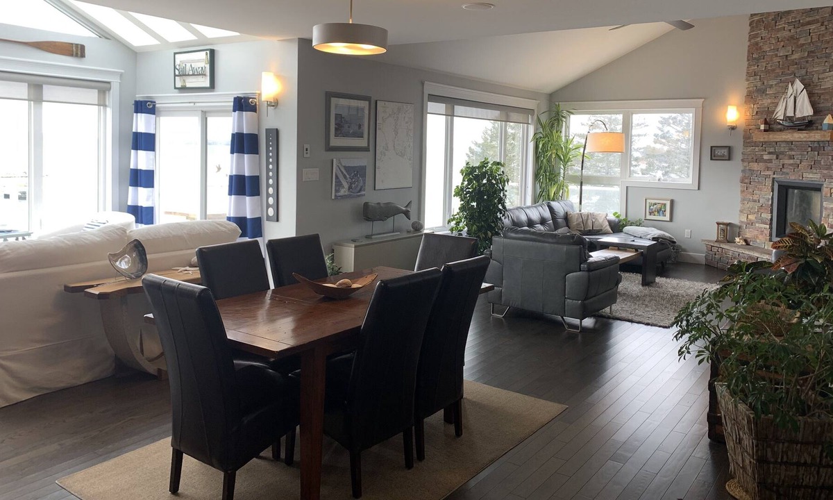 Glen Margaret House | Enjoy oceanfront living at its best!!