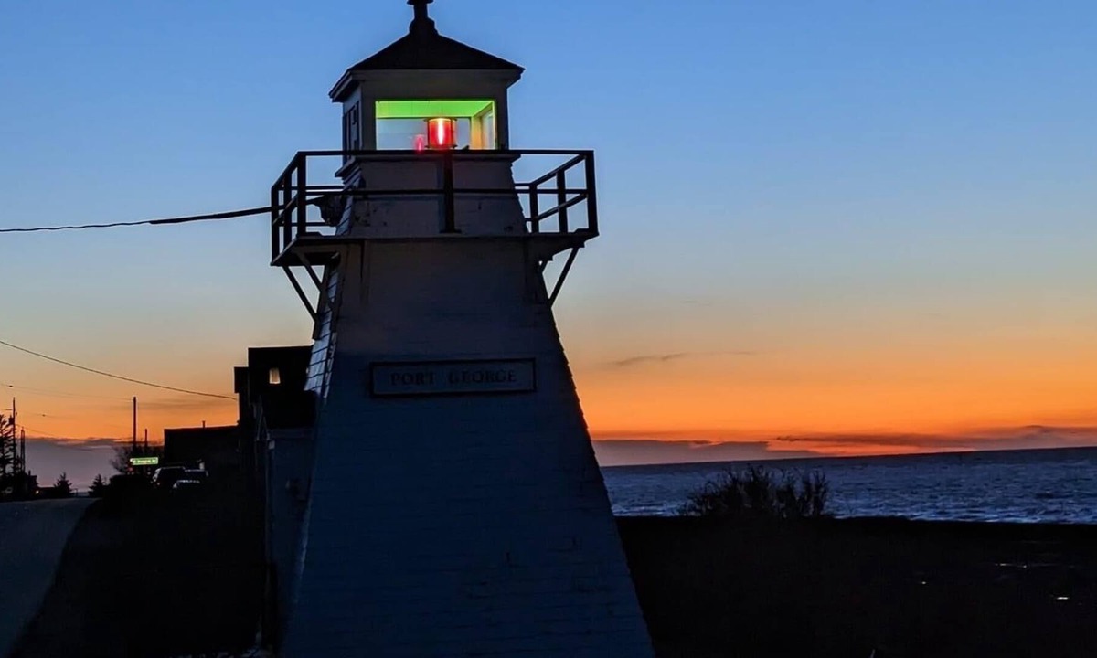 Port George House | Enjoy the Bay of Fundy just steps away. Pet friendly.