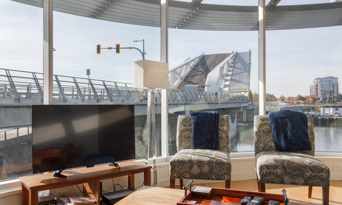 Downtown Victoria Condo | Enjoy the waterway action at your doorstep
