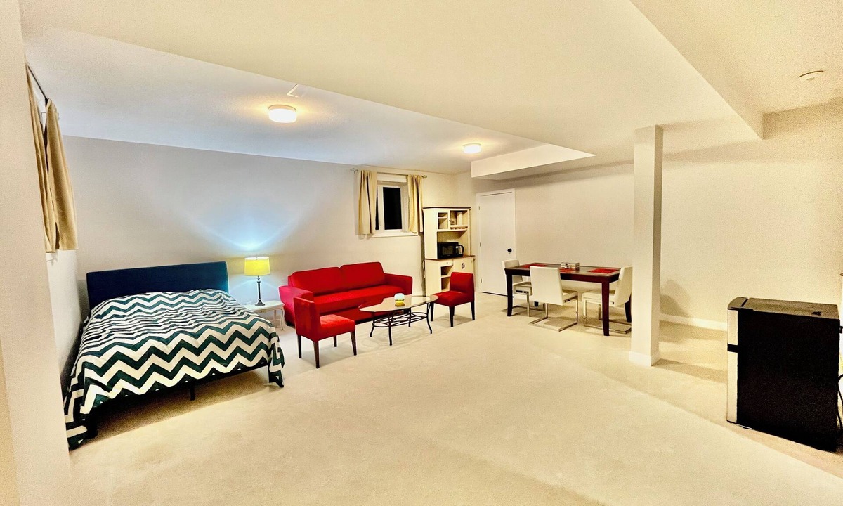 Ottawa Division House | Entire basement with large windows, private full bathroom and office