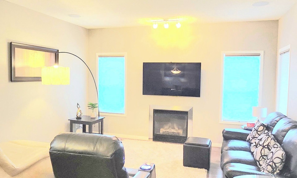 Symons Valley House | Entire comfy 2000 sq. ft. Home | 3BDR | 2.5 Bath | 15 mins from Airport