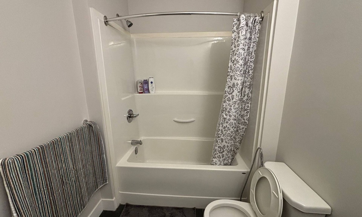 Lower Sackville House | Entire Ground floor - Bed Room & Rec room in Quite & pleasant Neighborhood