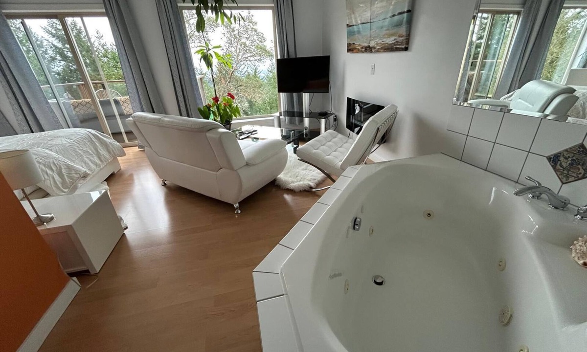 Salt Spring Island House | Entire Suite,Ocean,mountain view,jacuzzi in the Suite,next to Mount Maxwell park