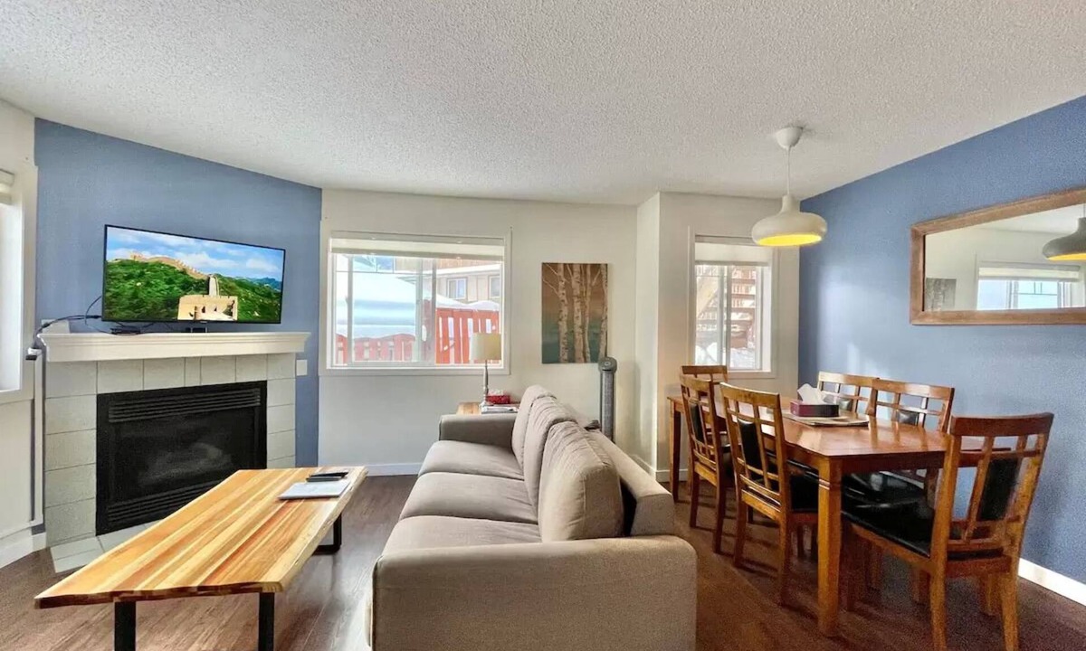 Harvie Heights House | Entire Townhouse, 2 BR, Hot tub, 3 min to Banff
