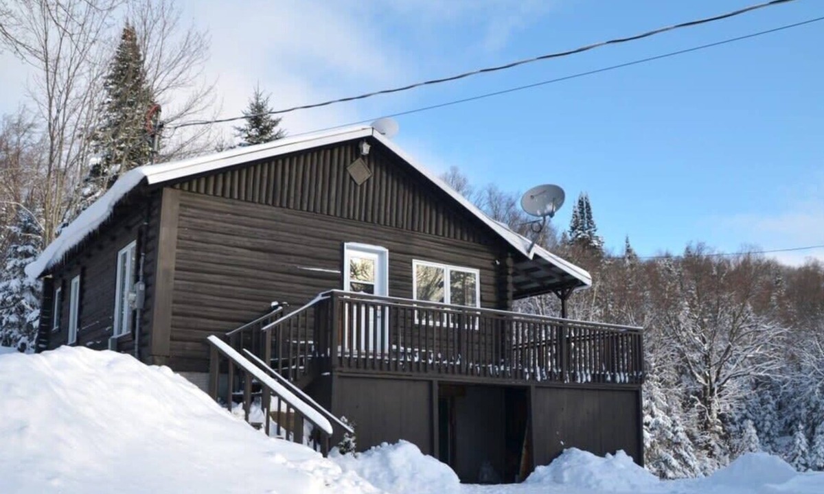 Val-des-Lacs Ski Chalet | Escape to a Quiet Oasis, Spa, Fireplace, Nature