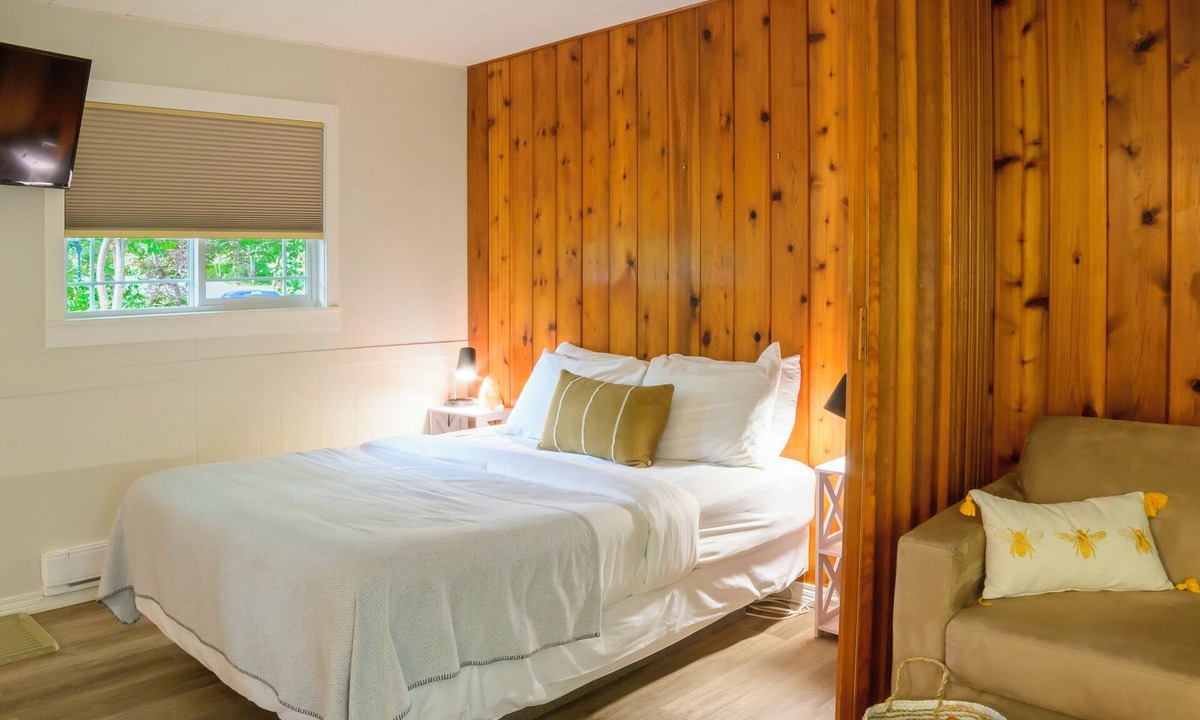 Christina Lake Hotel | Escape to Christina Lake - Budget Friendly Sleeps 4 - Beaches, Golf, Fishing