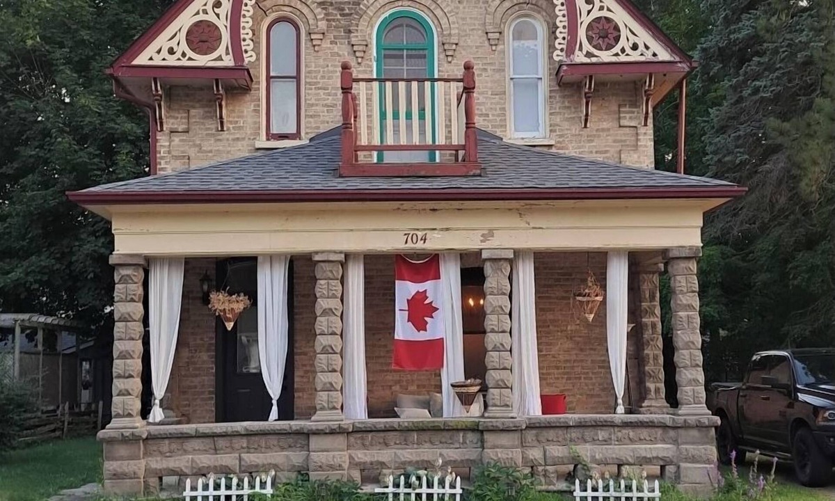 Port Elgin House | Escape to the beach with breathtaking sunsets at our Sweet Victorian Haven!