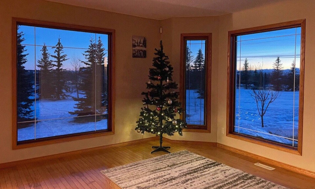 Springbank House | Estate Home with Gorgeous View 7bds+3.5bath Sleeps 16+
